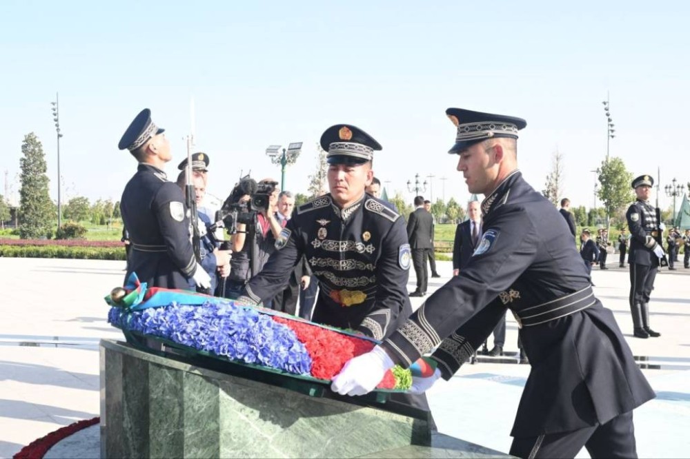 Prezident Özbəkistanda Müstəqillik abidəsini ziyarət etdi - FOTOLAR