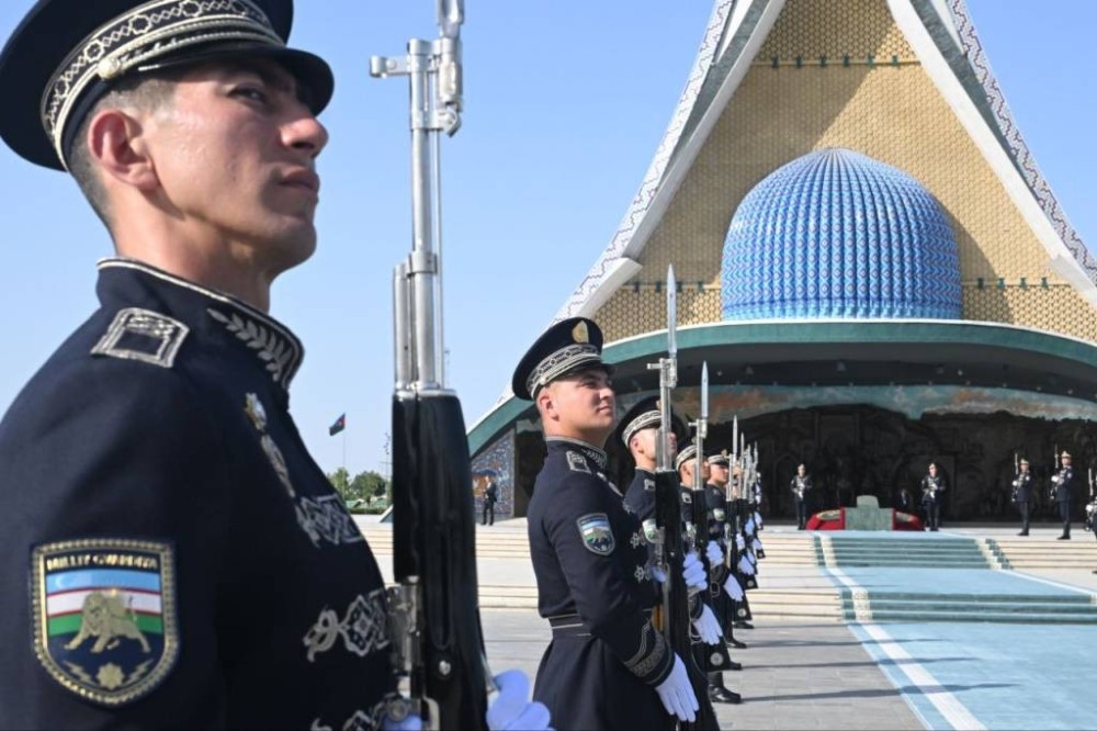 Prezident Özbəkistanda Müstəqillik abidəsini ziyarət etdi - FOTOLAR