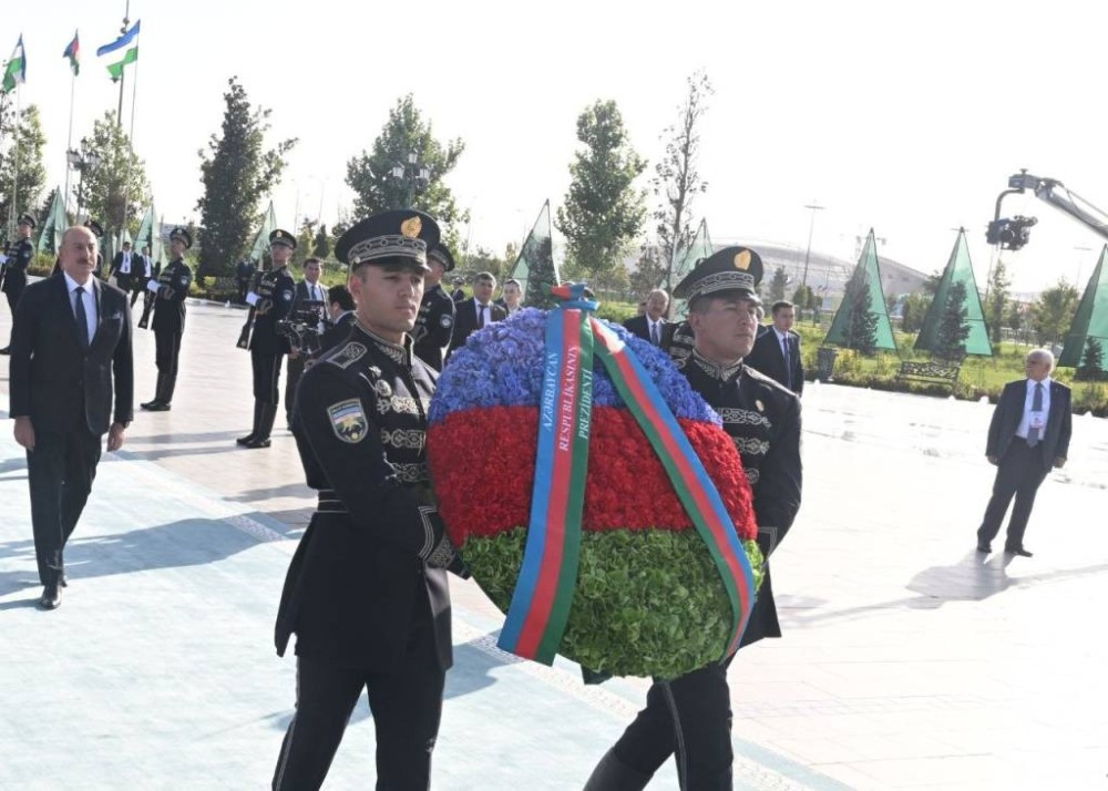 Prezident Özbəkistanda Müstəqillik abidəsini ziyarət etdi - FOTOLAR