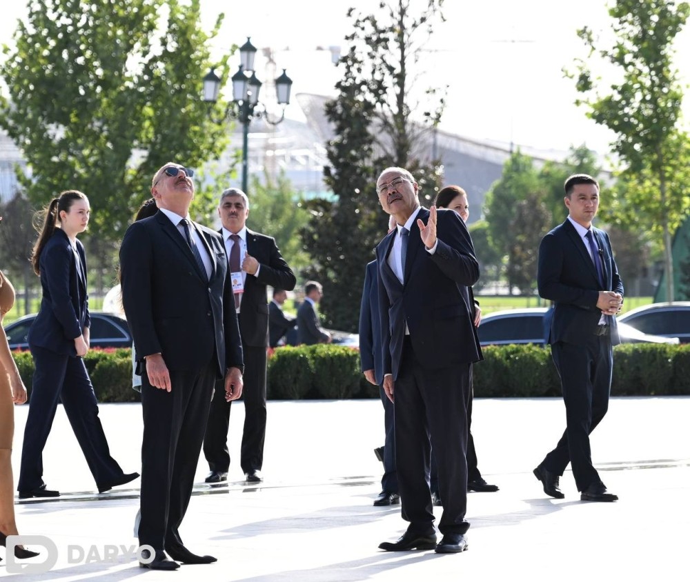 Prezident Özbəkistanda Müstəqillik abidəsini ziyarət etdi - FOTOLAR
