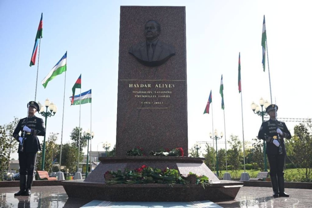 Prezident Daşkənddə Ümummilli Liderin barelyefi önünə gül dəstləri qoyub