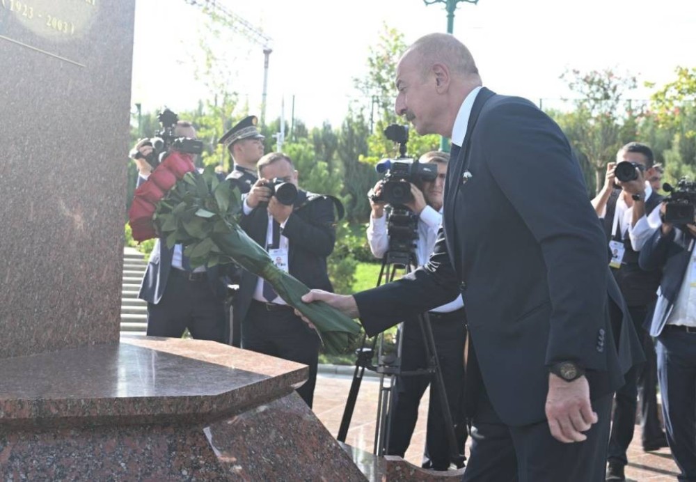 Prezident Daşkənddə Ümummilli Liderin barelyefi önünə gül dəstləri qoyub