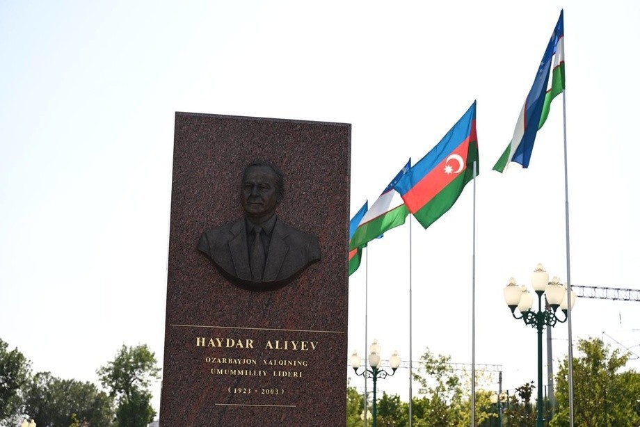 Prezident Daşkənddə Ümummilli Liderin barelyefi önünə gül dəstləri qoyub