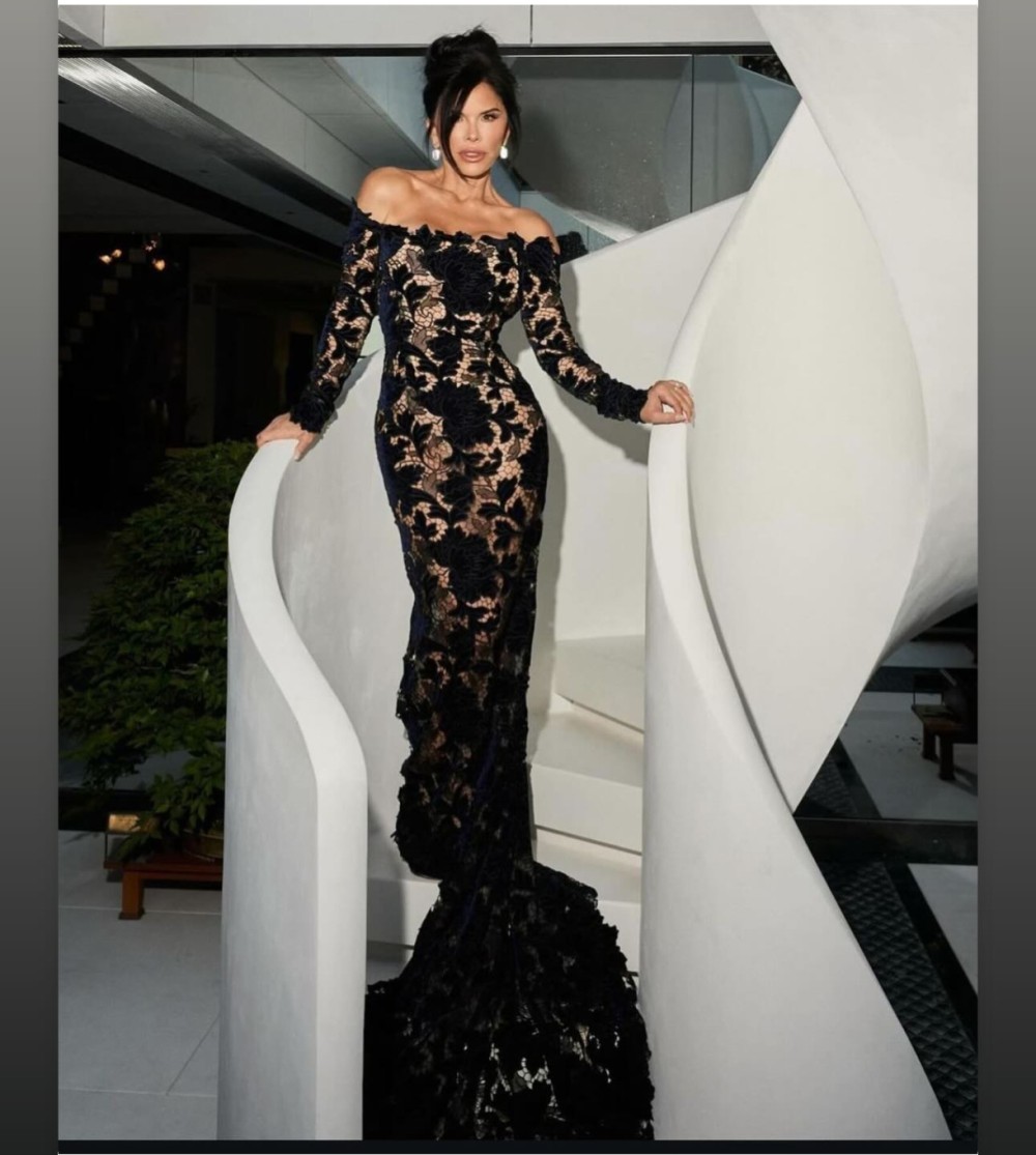 Milyarderin nişanlısı şəffaf libasda ictimaiyyət qarşısına çıxıb