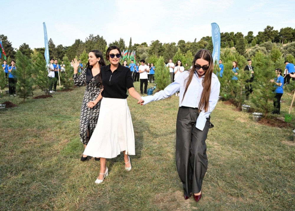 Mehriban Əliyeva və ailə üzvləri "Gənclik" parkında ağac əkdilər -FOTOLAR