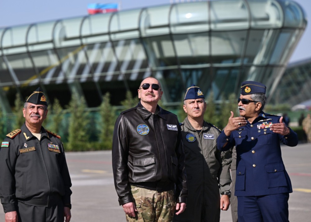 İlham Əliyev JF-17C təyyarəsinin uçuşunu izlədi - FOTOLAR