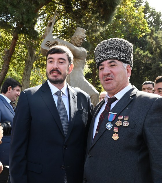 İlham Əliyev və oğlu Aşıq Ələsgərin abidəsinin açılışında -FOTOLAR (YENİLƏNİB)