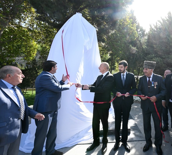 İlham Əliyev və oğlu Aşıq Ələsgərin abidəsinin açılışında -FOTOLAR (YENİLƏNİB)