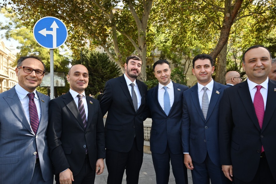 İlham Əliyev və oğlu Aşıq Ələsgərin abidəsinin açılışında -FOTOLAR (YENİLƏNİB)