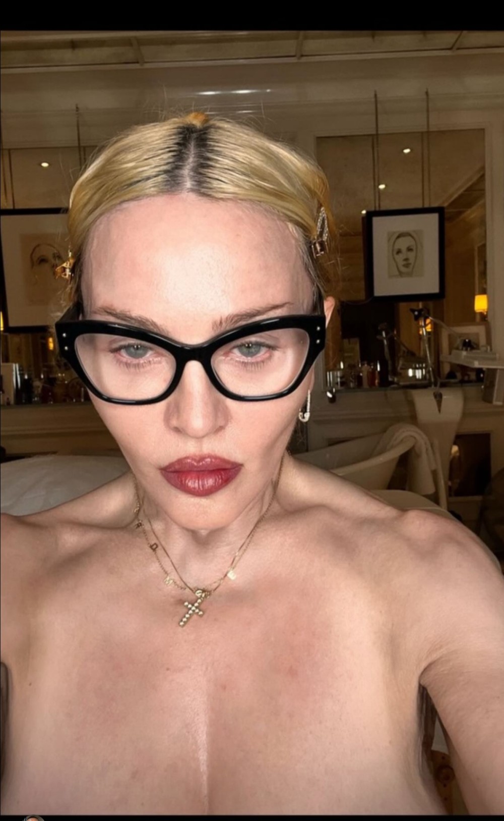 66 yaşlı müğənnibüstqaltersiz pozalar verib - FOTO