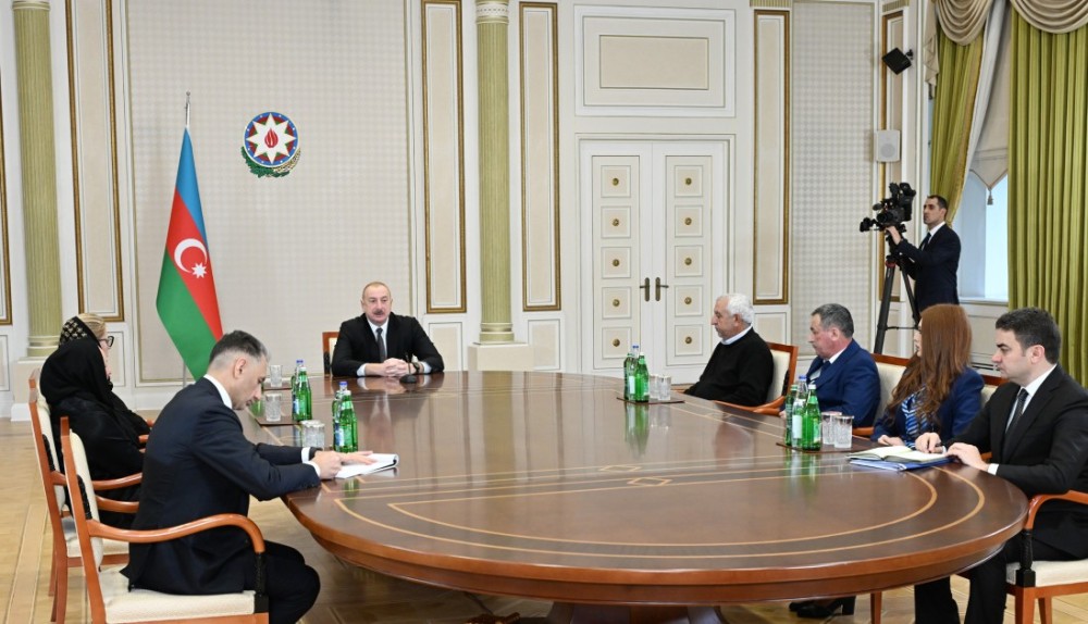 Prezident həlak olan ekipaj heyətinin ailə üzvləri və sağ qalan bələdçilərlə görüşdü -FOTOLAR (YENİLƏNİB)