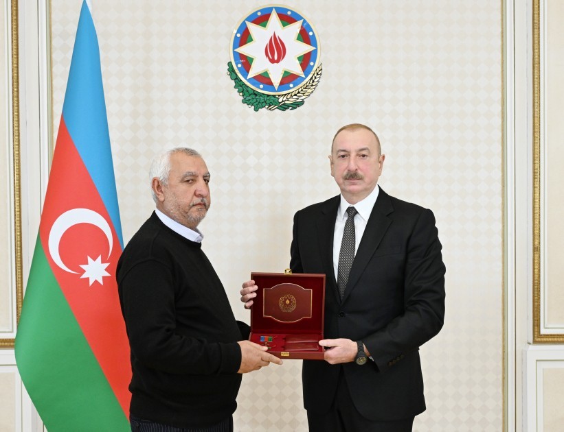 Prezident həlak olan ekipaj heyətinin ailə üzvləri və sağ qalan bələdçilərlə görüşdü -FOTOLAR (YENİLƏNİB)