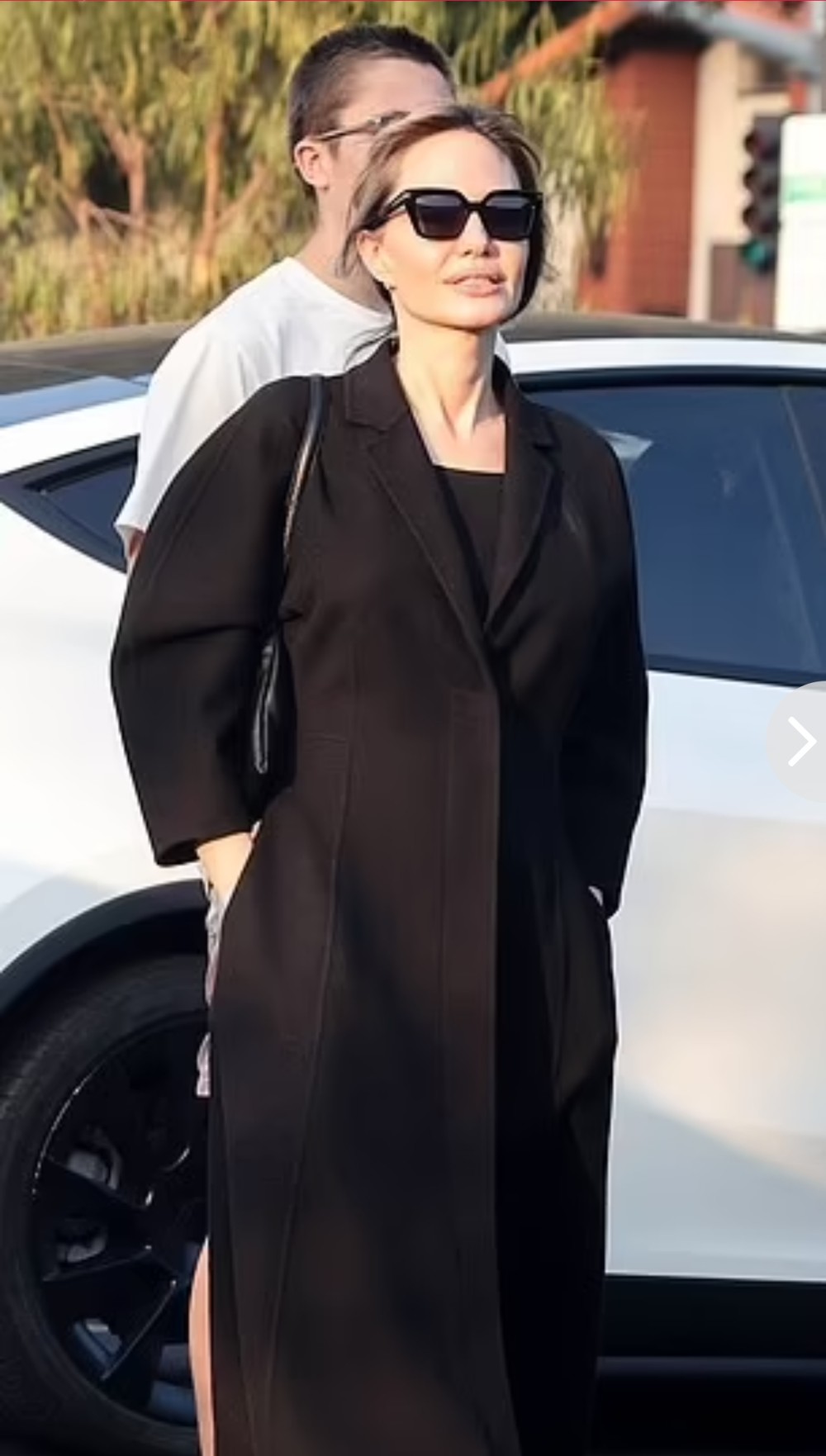 Ancelina Coli Pittdən boşandıqdan sonra oğlu Knoksla alış-veriş edərkən görüntülənib