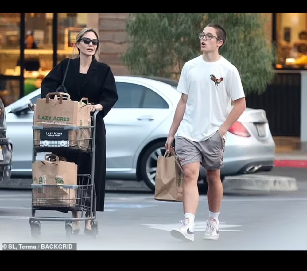 Ancelina Coli Pittdən boşandıqdan sonra oğlu Knoksla alış-veriş edərkən görüntülənib