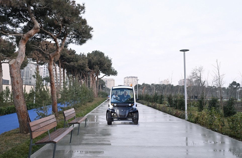 İlham Əliyev Bakıda yaradılan yeni parkın açılışında iştirakEDİB -FOTOLAR