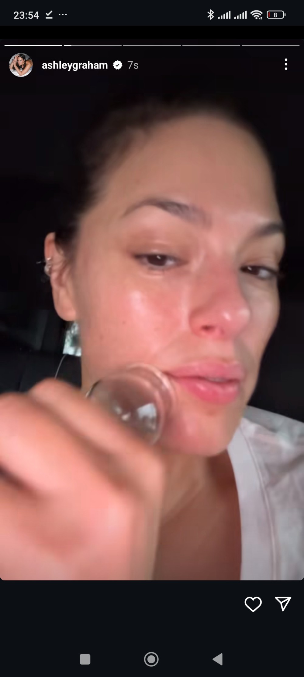 Böyük ölçülü modelmakiyajsız və filtrsiz goruntulənib