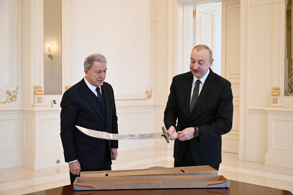Hulusi Akar İlham Əliyevə qılınc hədiyyə etdi- FOTO
