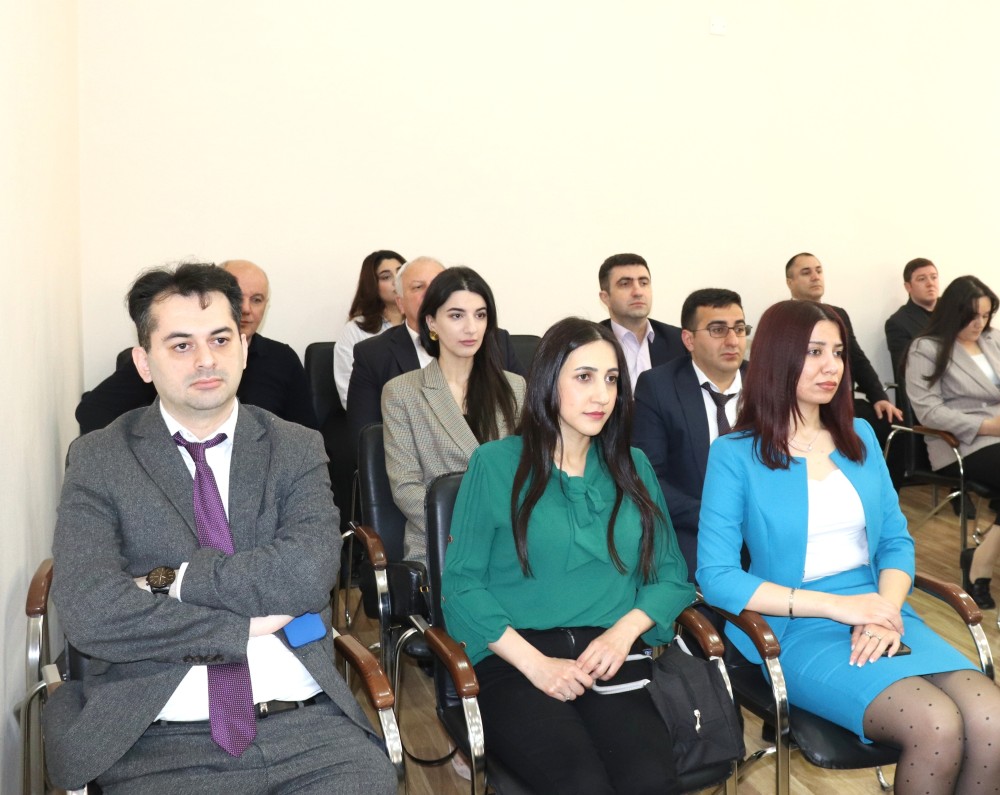 Vəkillər Kollegiyasının sədri vəkilliyə namizədlərlə görüşüb