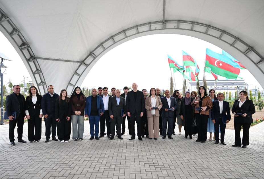 Bax, biz belə şəhər qururuq!” - Prezidentin sakinlərlə söhbəti (FOTOLAR)