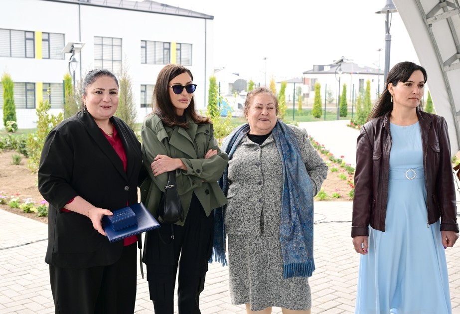 Bax, biz belə şəhər qururuq!” - Prezidentin sakinlərlə söhbəti (FOTOLAR)