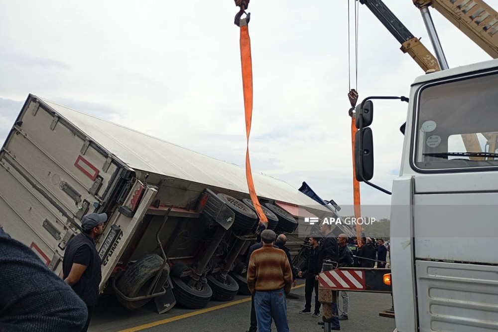 TIR" qəzasına görə bağlanan magistral açıldı - YENİLƏNİB (FOTO)