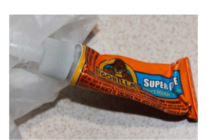 DƏHŞƏTLİ ƏMƏL: İş yoldaşının Coca-Colası"na"kley" qatıb zəhərləmək istədi