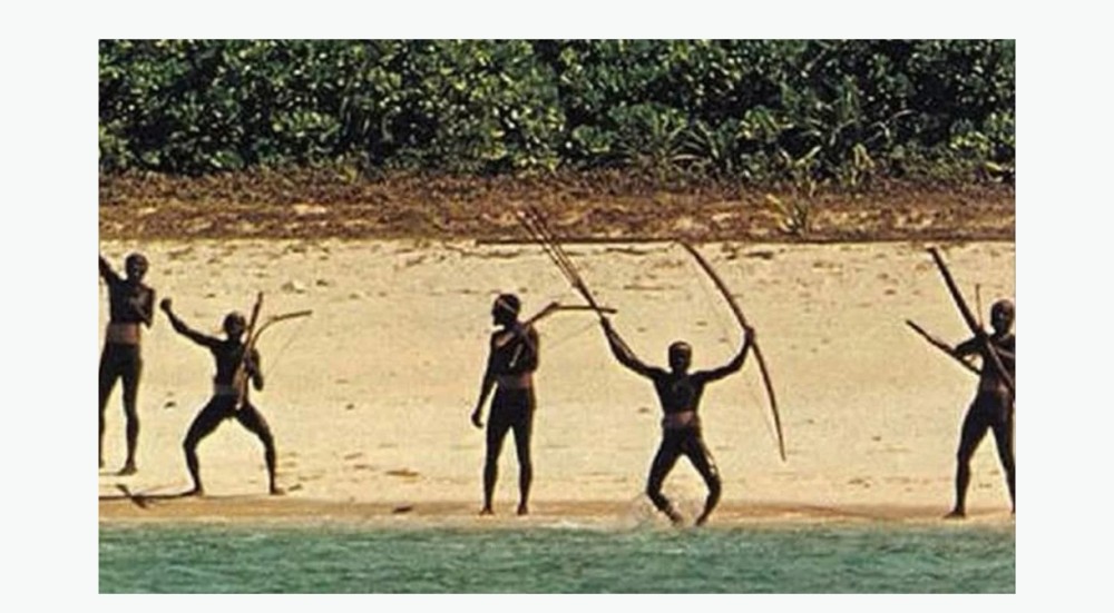 Amerikalı turist Hindistanda vəhşi qəbiləyə Coca-Cola verdiyinə görə həbs edilib