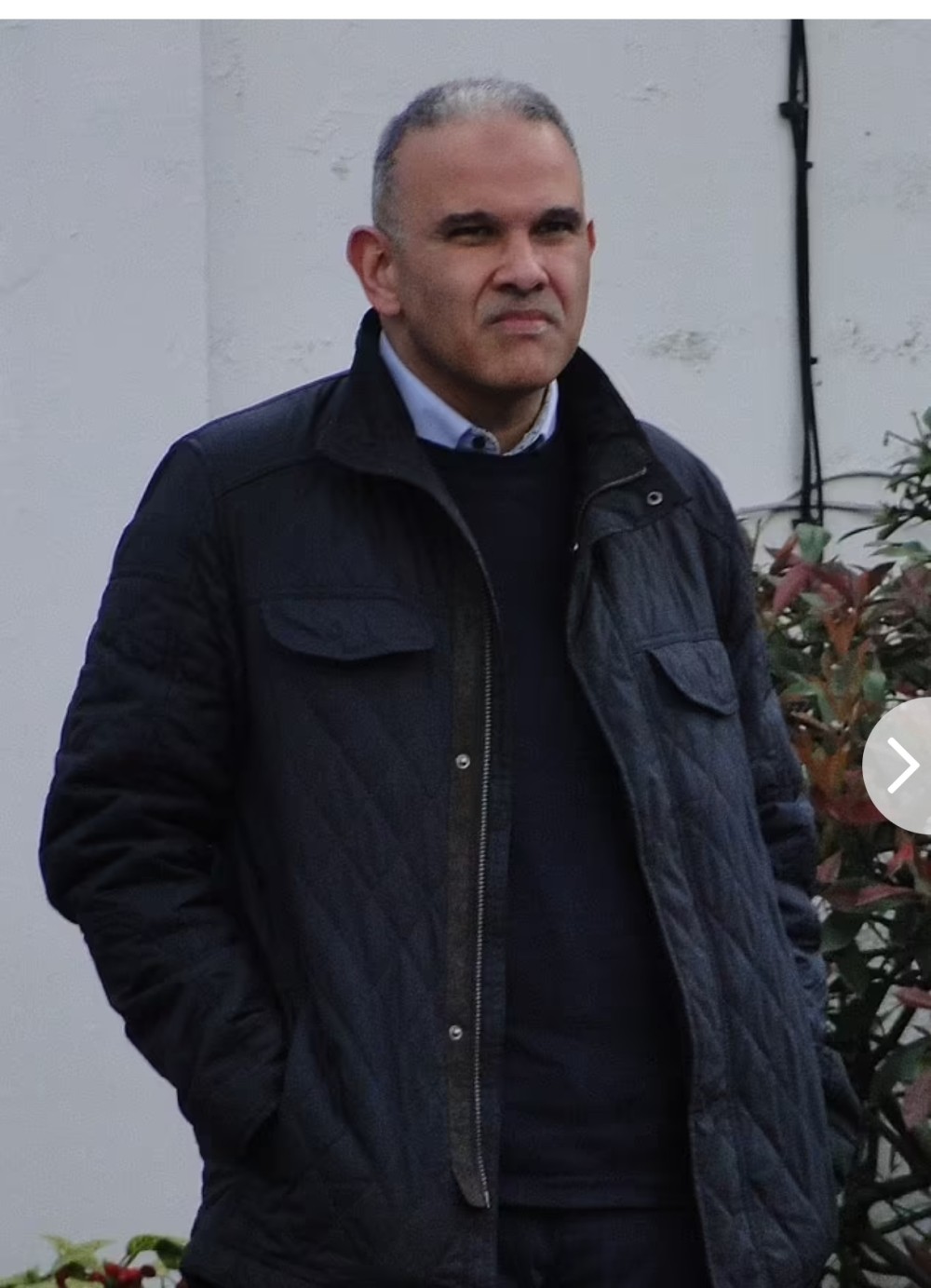 Diş həkimi soyunub-geyinmə otağında tibb bacılarını çəkərkən tutuldu