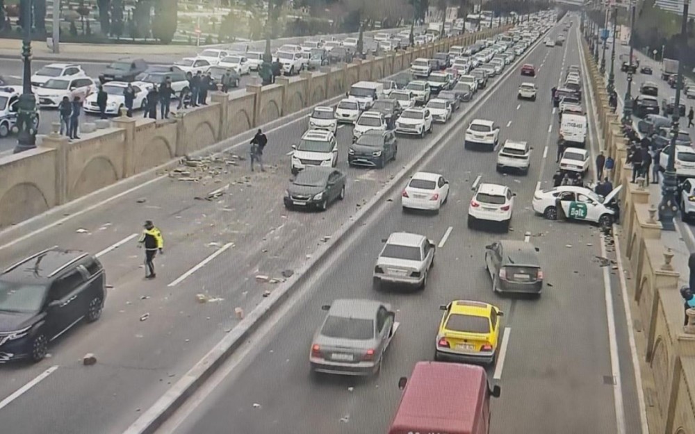 Bolt"un taksisi Bakıda qəza törətdi - VİDEO (YENİLƏNİB