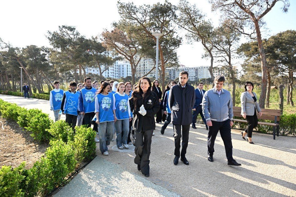 Leyla Əliyevanın təşəbbüsü ilə ağaclara nömrəli etiketlər vuruldu - FOTOLAR