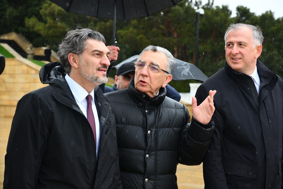 Mixeil Kavelaşvili Heydər Əliyevin məzarını və Şəhidlər xiyabanını ziyarət etdi - FOTOLAR