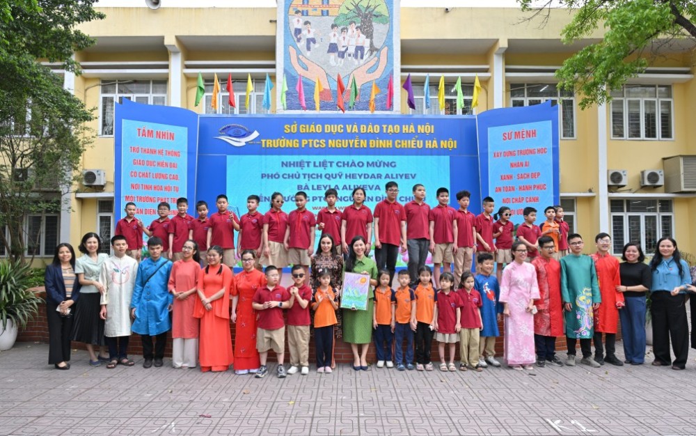 Leyla Əliyeva Hanoyda məktəbdə olub - FOTOLAR