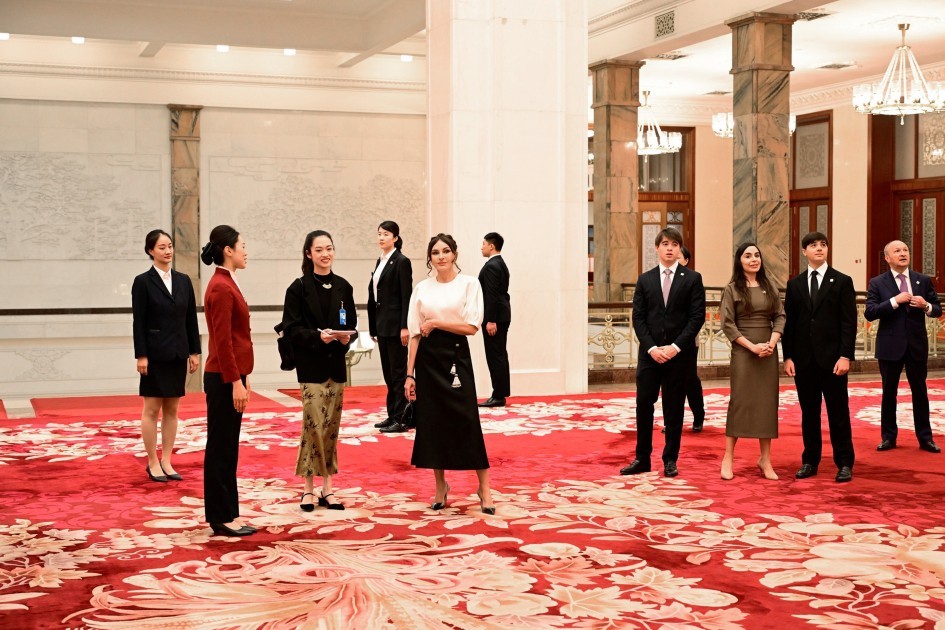 Mehriban Əliyeva qızı və nəvələri ilə birlikdə Pekin Böyük Xalq Sarayında - FOTOLAR