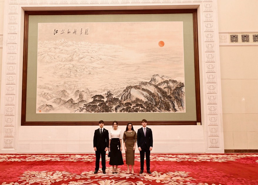 Mehriban Əliyeva qızı və nəvələri ilə birlikdə Pekin Böyük Xalq Sarayında - FOTOLAR