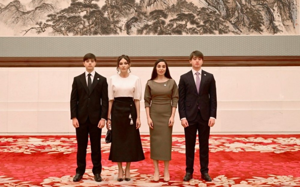Mehriban Əliyeva qızı və nəvələri ilə birlikdə Pekin Böyük Xalq Sarayında - FOTOLAR