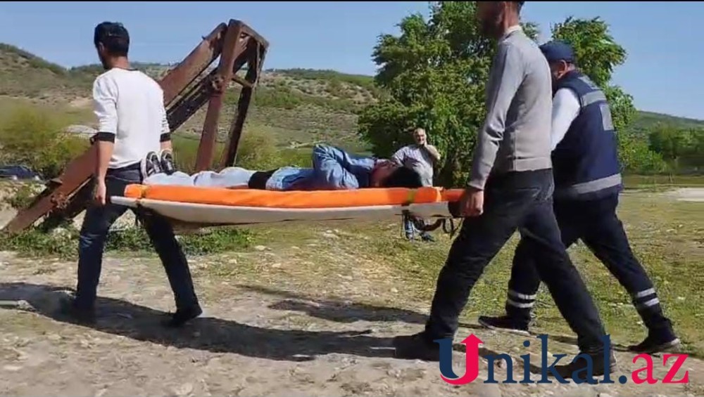 Qubada xəstəni kilometrlərlə xərəkdə daşıdılar- FOTO