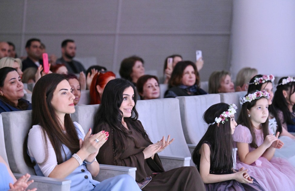 Leyla Əliyeva şeirlərinə bəstələnmiş mahnıları dinlədi -FOTOLAR