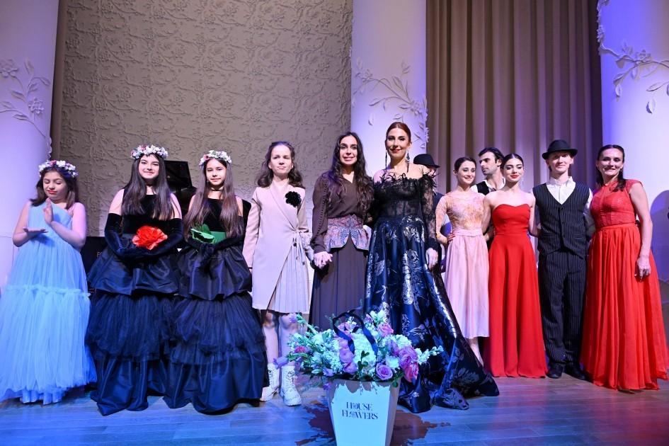 Leyla Əliyeva şeirlərinə bəstələnmiş mahnıları dinlədi -FOTOLAR