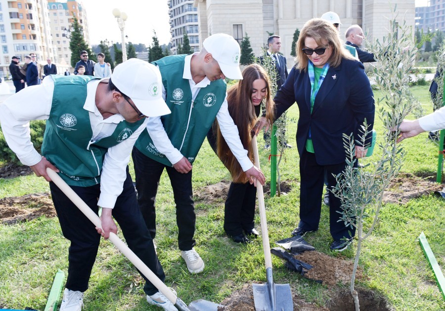 Leyla və Arzu Əliyevalar ağacəkmə aksiyasında -FOTOLAR