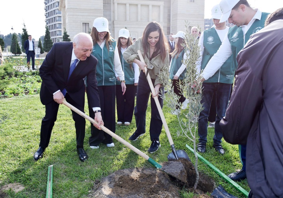 Leyla və Arzu Əliyevalar ağacəkmə aksiyasında -FOTOLAR