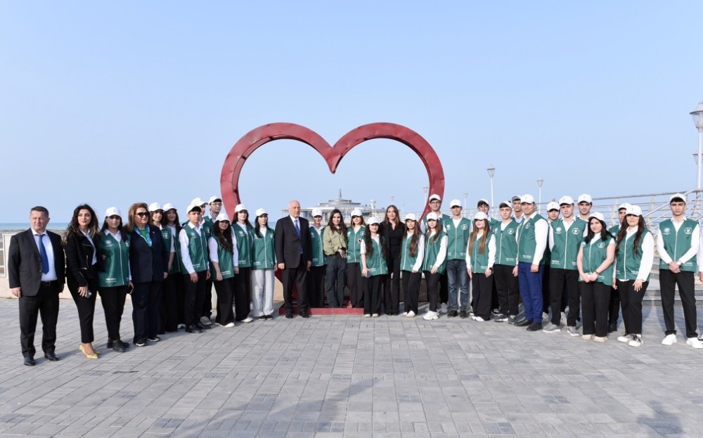 Leyla və Arzu Əliyevalar ağacəkmə aksiyasında -FOTOLAR