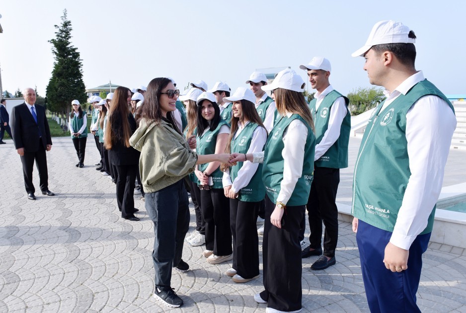 Leyla və Arzu Əliyevalar ağacəkmə aksiyasında -FOTOLAR