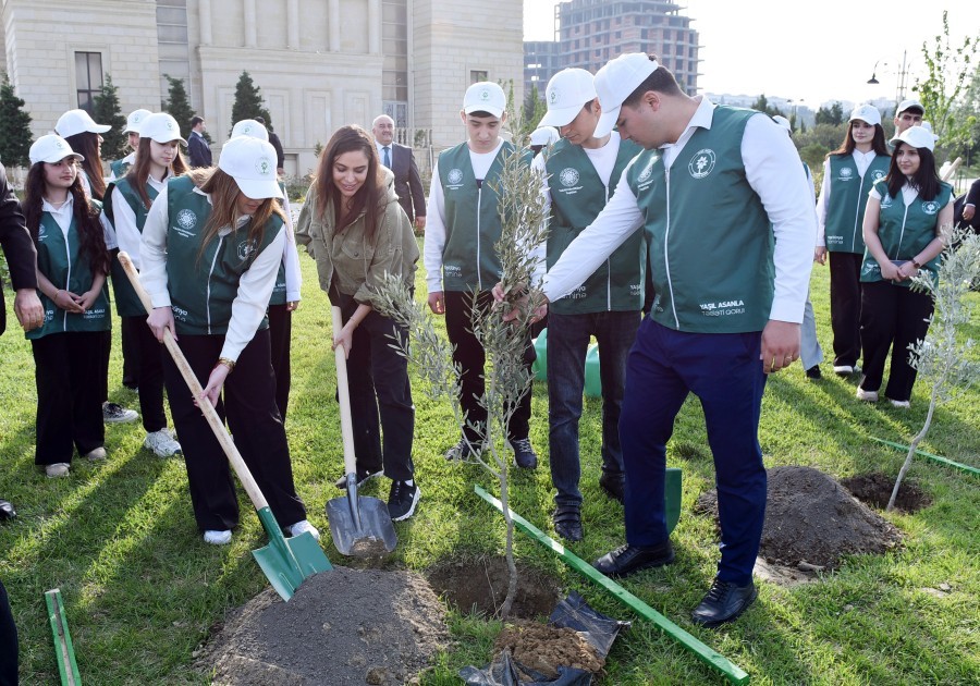Leyla və Arzu Əliyevalar ağacəkmə aksiyasında -FOTOLAR