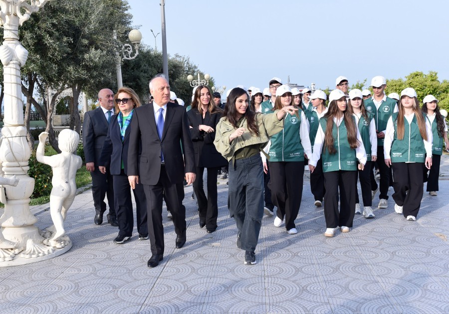 Leyla və Arzu Əliyevalar ağacəkmə aksiyasında -FOTOLAR