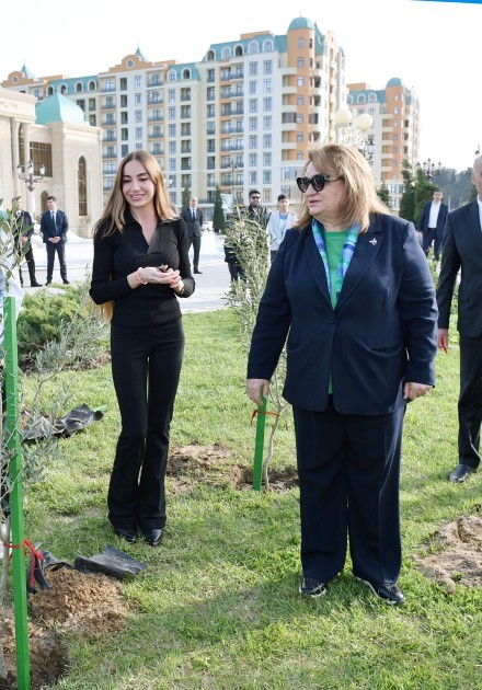 Leyla və Arzu Əliyevalar ağacəkmə aksiyasında -FOTOLAR