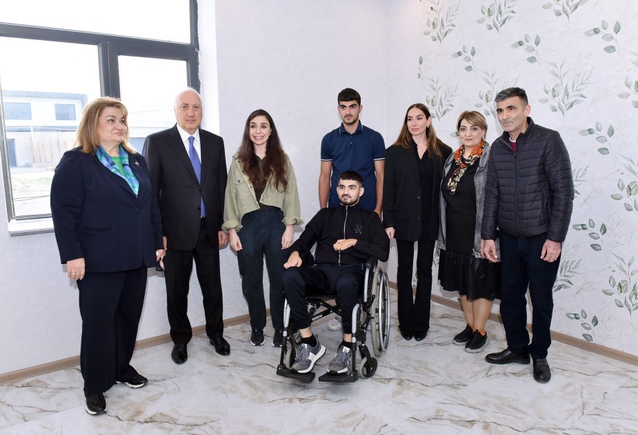 Leyla və Arzu Əliyevalar ağacəkmə aksiyasında -FOTOLAR