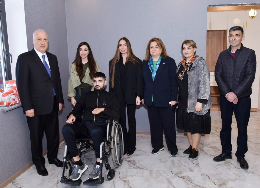 Leyla və Arzu Əliyevalar ağacəkmə aksiyasında -FOTOLAR