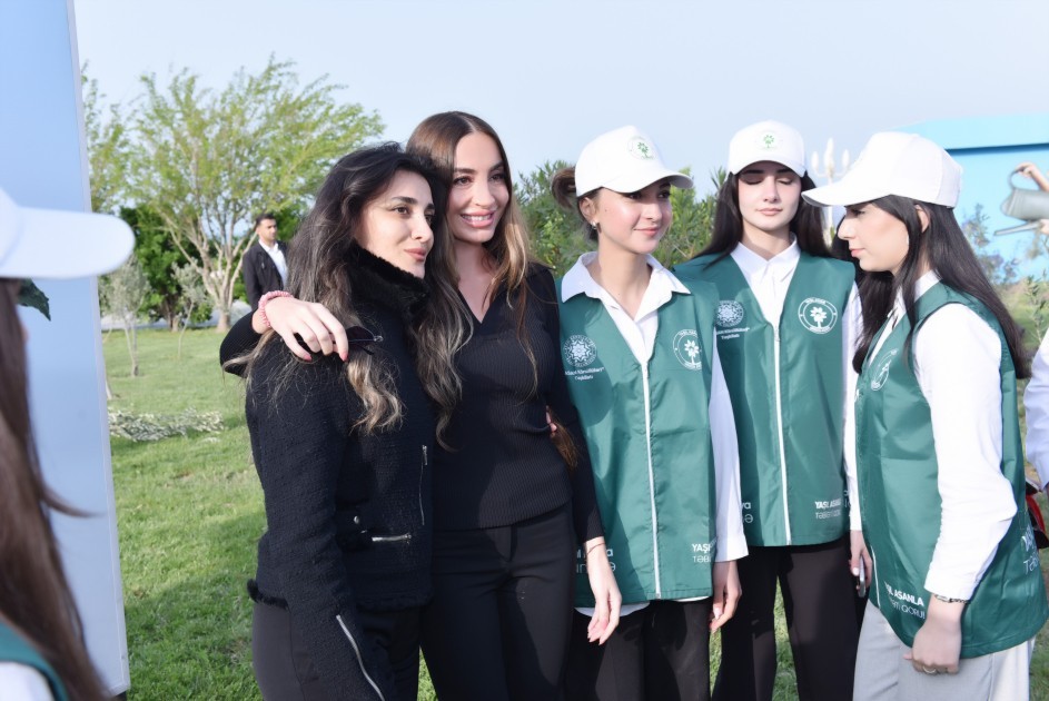 Leyla və Arzu Əliyevalar ağacəkmə aksiyasında -FOTOLAR