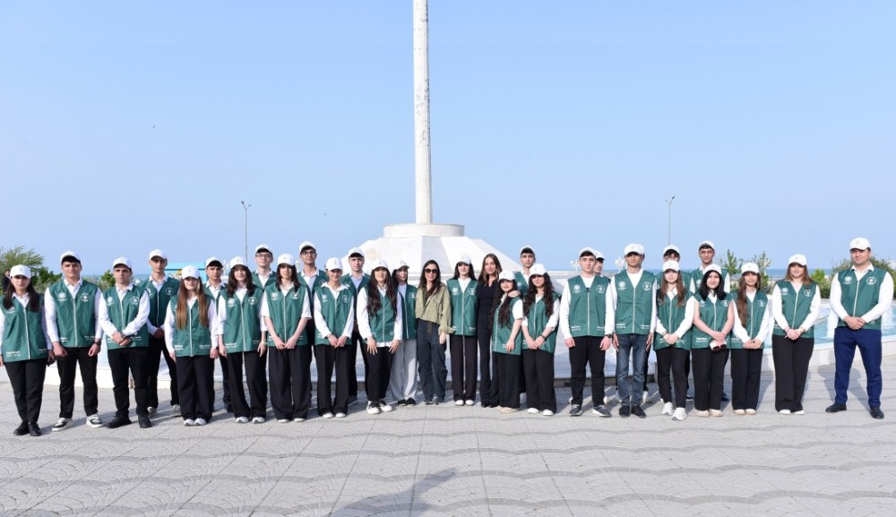 Leyla və Arzu Əliyevalar ağacəkmə aksiyasında -FOTOLAR