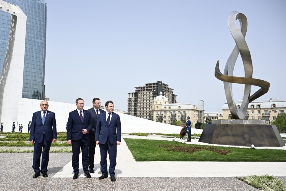 Belarusun Baş naziri Zəfər parkında -FOTOLAR